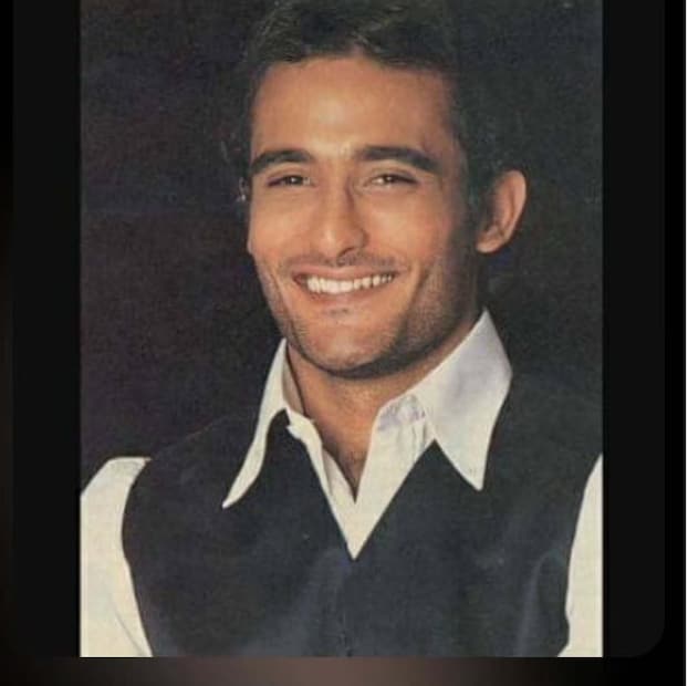 এই বছরেও অক্ষয় দর্শকদের অবাক করে দিয়েছেন; প্রথমে ছাভায় ঔরঙ্গজেবের চরিত্রে, তারপর ধুরন্ধর-এ রেহমান ডাকাতের চরিত্রে। ধুরন্ধর-এ তাঁর মরুভূমির ধুলোর পশ্চাদপটে প্রবেশের দৃশ্য বাহরাইনের র&#x200d;্যাপ ট্র্যাক FA9LA-কেও ভাইরাল খ্যাতিতে নিয়ে গিয়েছে। সোশ্যাল মিডিয়ার রিলগুলিতে তাঁর যে শান্ত অথচ ভয়ধরানো চেহারা বার বার ঘুরে বেড়াচ্ছে, তা প্রমাণ করে যে তাঁর অভিনয় একটি সাউন্ডট্র্যাক ট্রেন্ড তৈরি করে দিতে পারে, যা বলিউডে একটি বিরল ঘটনা।