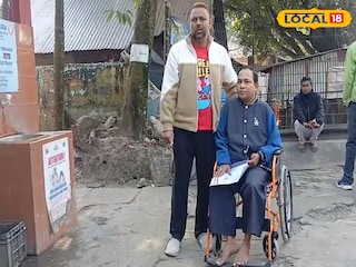 প্রতিবন্ধী ব্যক্তিকে হুইল চেয়ার দিয়ে সাহায্য করলেন দিদির সৈনিক 