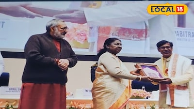 রাষ্ট্রপতির হাত থেকে পুরস্কার নিচ্ছেন শিল্পী শিব শংকর সাঁধুখা