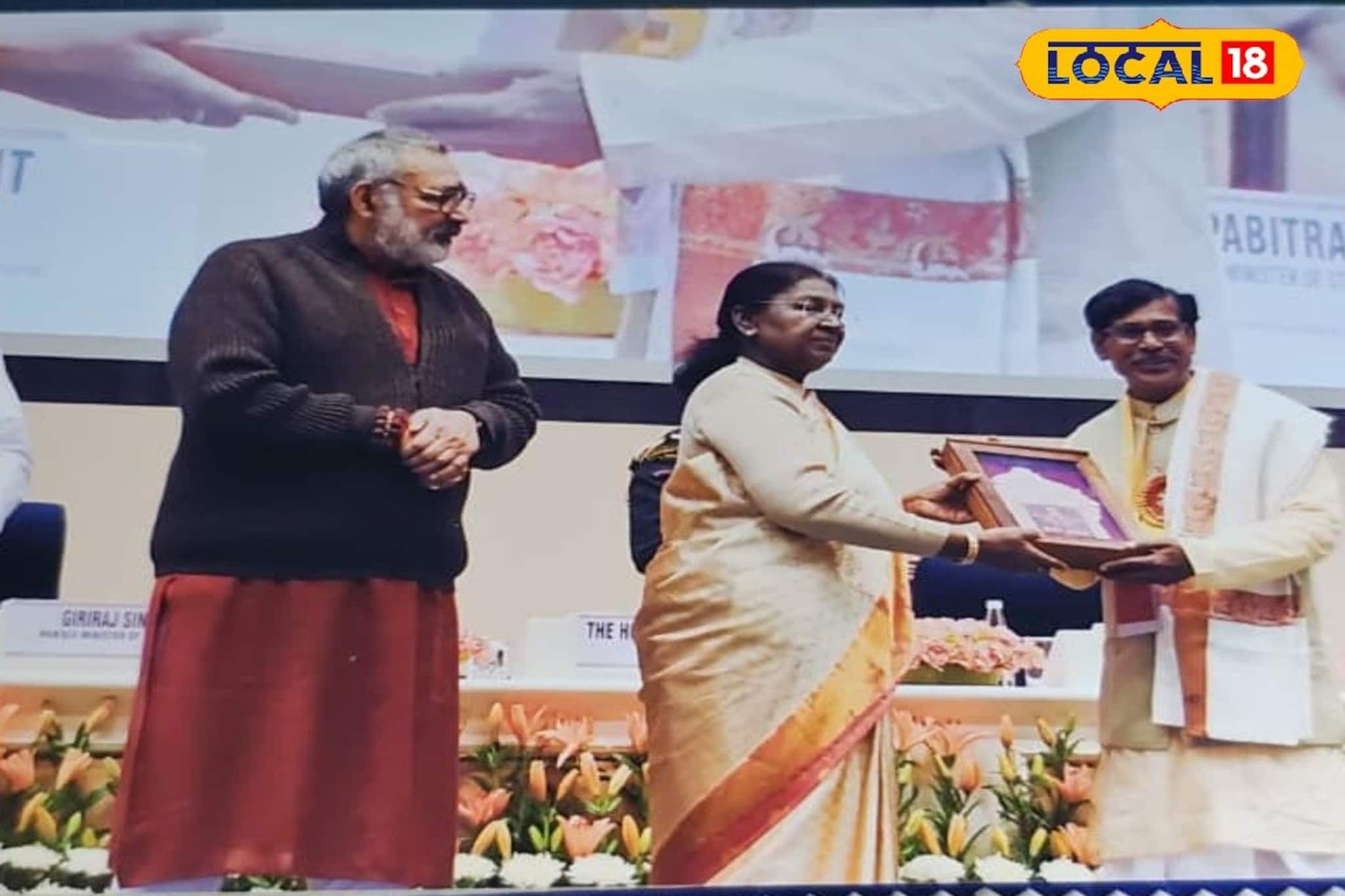 বাংলার অঙ্কন শিক্ষকের আকাশছোঁয়া সাফল্য! রাষ্ট্রপতির হাত থেকে জাতীয় পুরস্কার বাংলার অঙ্কন শিক্ষকের আকাশছোঁয়া সাফল্য! রাষ্ট্রপতির হাত থেকে জাতীয় পুরস্কার