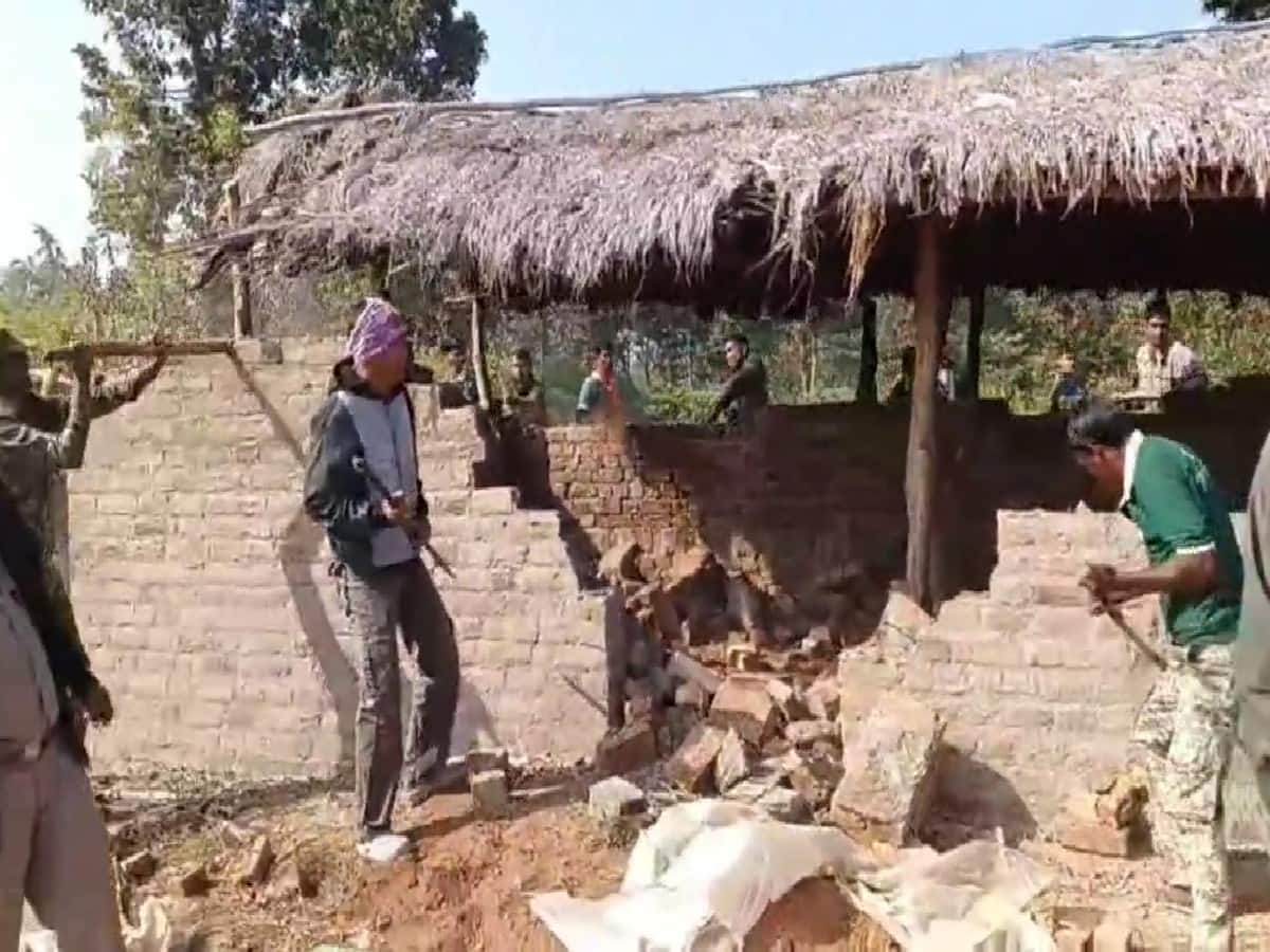 ভাঙা হচ্ছে অবৈধ নির্মাণ