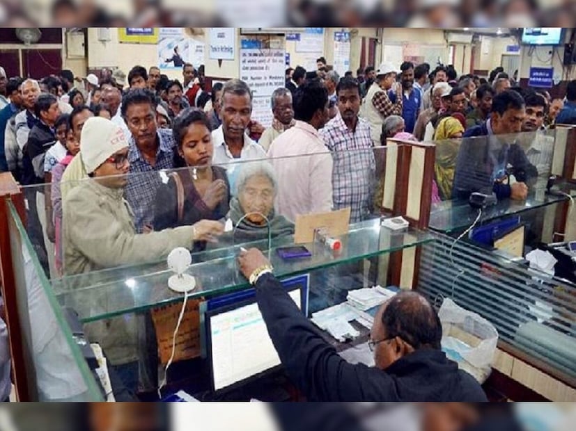 ভারতে ব্যাঙ্কের সময়সূচিস্টেট ব্যাঙ্ক অফ ইন্ডিয়া (SBI), ব্যাঙ্ক অফ ইন্ডিয়া এবং পঞ্জাব ন্যাশনাল ব্যাঙ্কসহ বেশিরভাগ ব্যাঙ্ক সাধারণত সকাল ১০টা থেকে বিকেল ৪টা পর্যন্ত খোলা থাকে।

 অ্যাক্সিস, আইসিআইসিআই, এইচডিএফসি, ইয়েস ব্যাঙ্ক এবং কোটাক মহীন্দ্রা ব্যাঙ্কের বেশিরভাগ শাখায় সকাল ৯:৩০ থেকে বিকেল ৪:৩০ বা ৩:৩০ পর্যন্ত কাজ হয়।  
