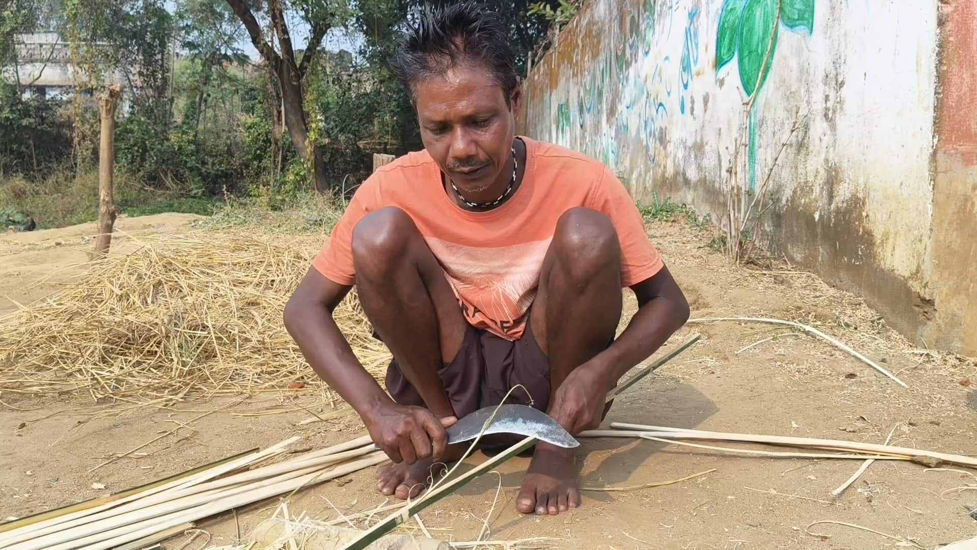 বাঁশের কাজ করছেন শিল্পী