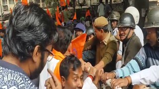 পুলিশের ব্যারিকেড ভাঙার চেষ্টা বিক্ষোভকারীদের৷ পুলিশের ব্যারিকেড ভাঙার চেষ্টা বিক্ষোভকারীদের৷