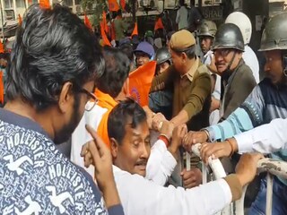 পুলিশের ব্যারিকেড ভাঙার চেষ্টা বিক্ষোভকারীদের৷ 