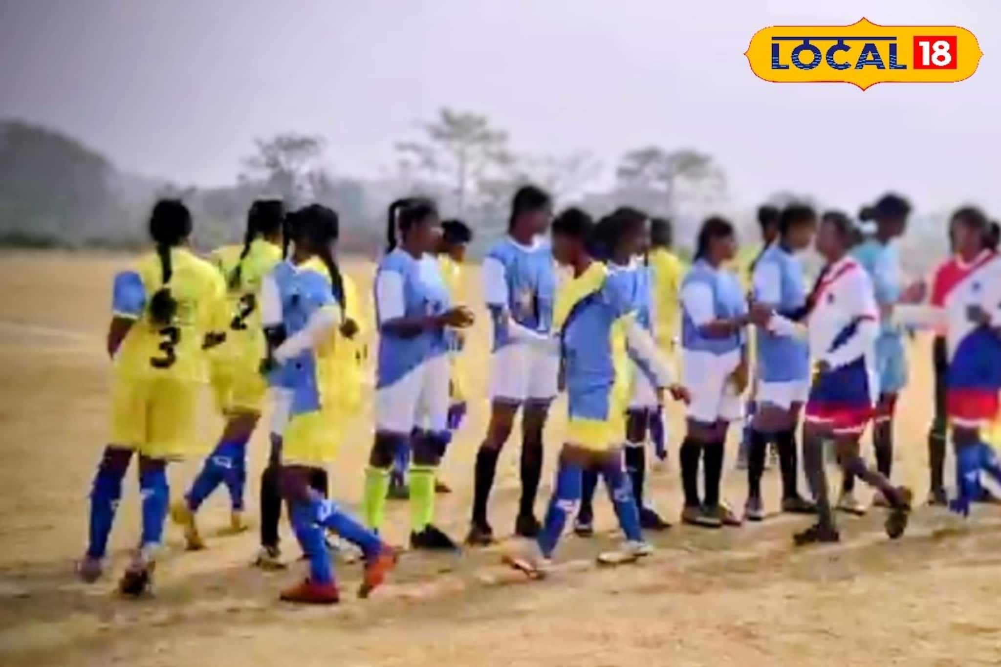 বড়দিনে বাঁকুড়ায় আদিবাসী মেয়েদের জমাটি ফুটবল ম্যাচ! 'নরেন্দ্র কাপ' জেতার তাগিদে অদম্য লড়াই