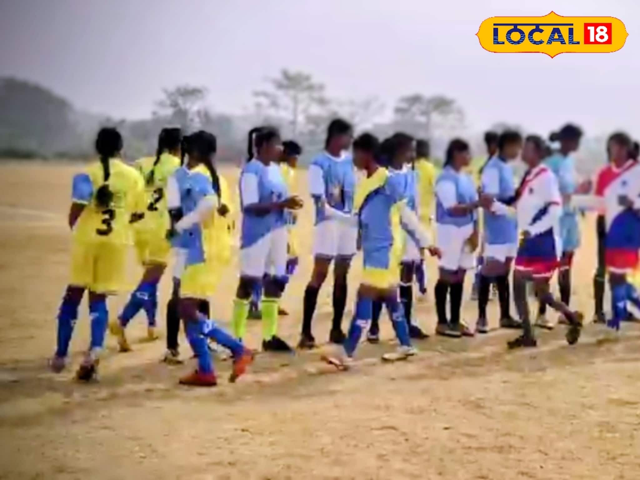 বড়দিনে বাঁকুড়ায় আদিবাসী মেয়েদের জমাটি ফুটবল ম্যাচ! 'নরেন্দ্র কাপ’ জেতার তাগিদে অদম্য লড়াই