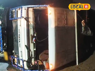 ডাম্পার উল্টে পড়ে রয়েছে ডাম্পার উল্টে পড়ে রয়েছে