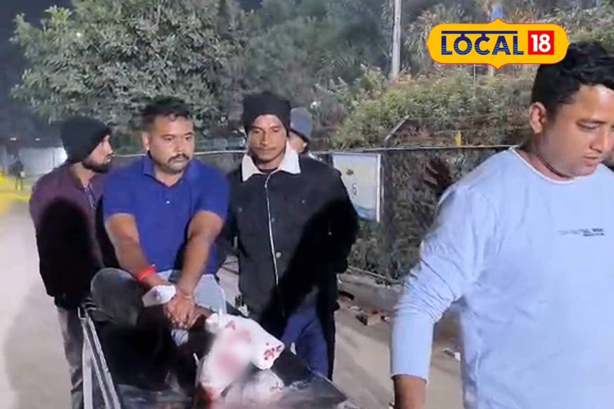 গাড়িতে ধাক্কা মারা নিয়ে বচসা! চারচাকার চালককে লরির সঙ্গে হিঁচড়ে নিয়ে গেলেন লরি চালক গাড়িতে ধাক্কা মারা নিয়ে বচসা! চারচাকার চালককে লরির সঙ্গে হিঁচড়ে নিয়ে গেলেন লরি চালক