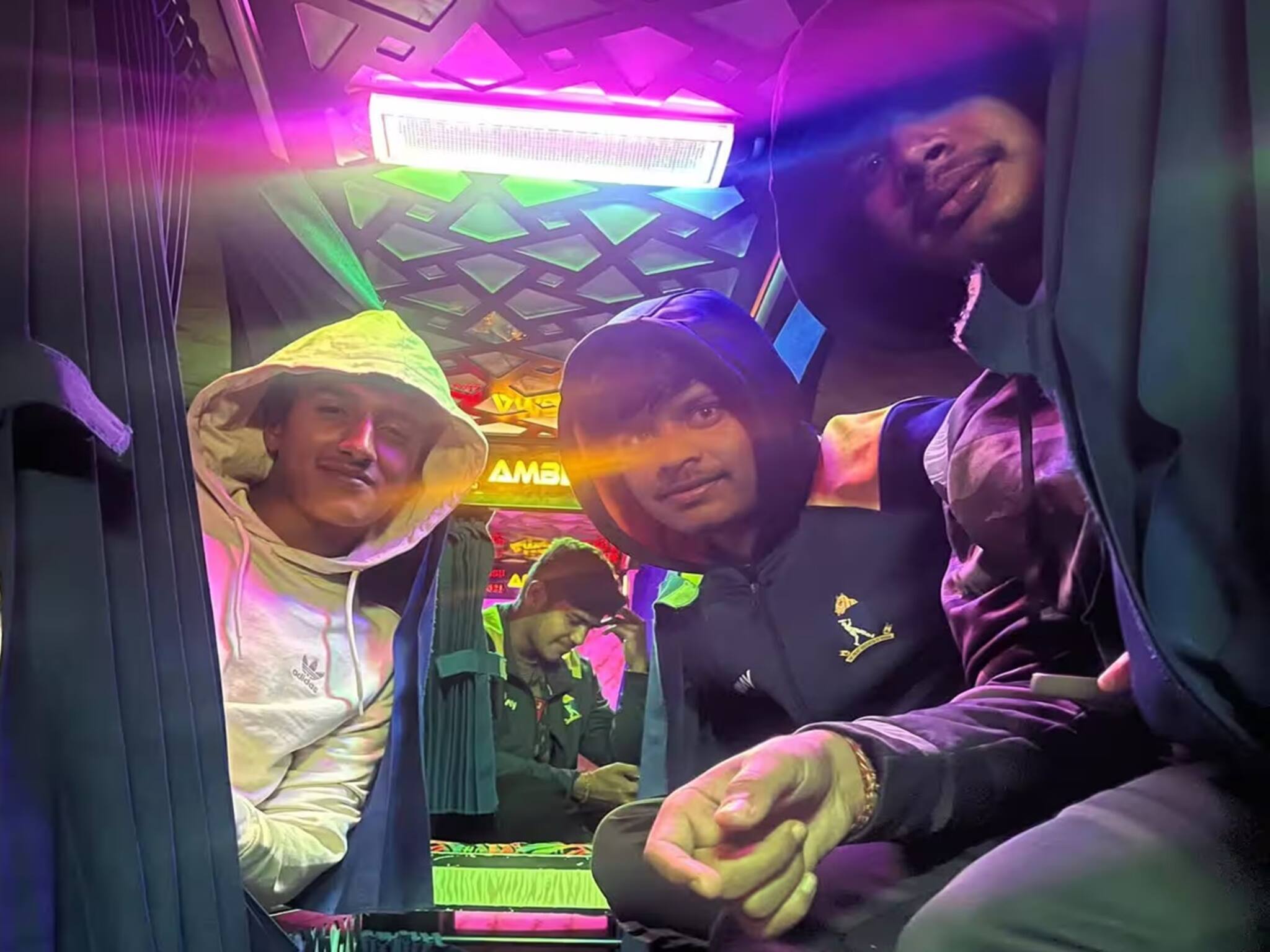 ইন্ডিগো বিমানবিভ্রাট ! কষ্টকর ৩০ ঘণ্টা বাস যাত্রা করে ভিলাই থেকে কল্যাণী পৌঁছল বাংলা দল