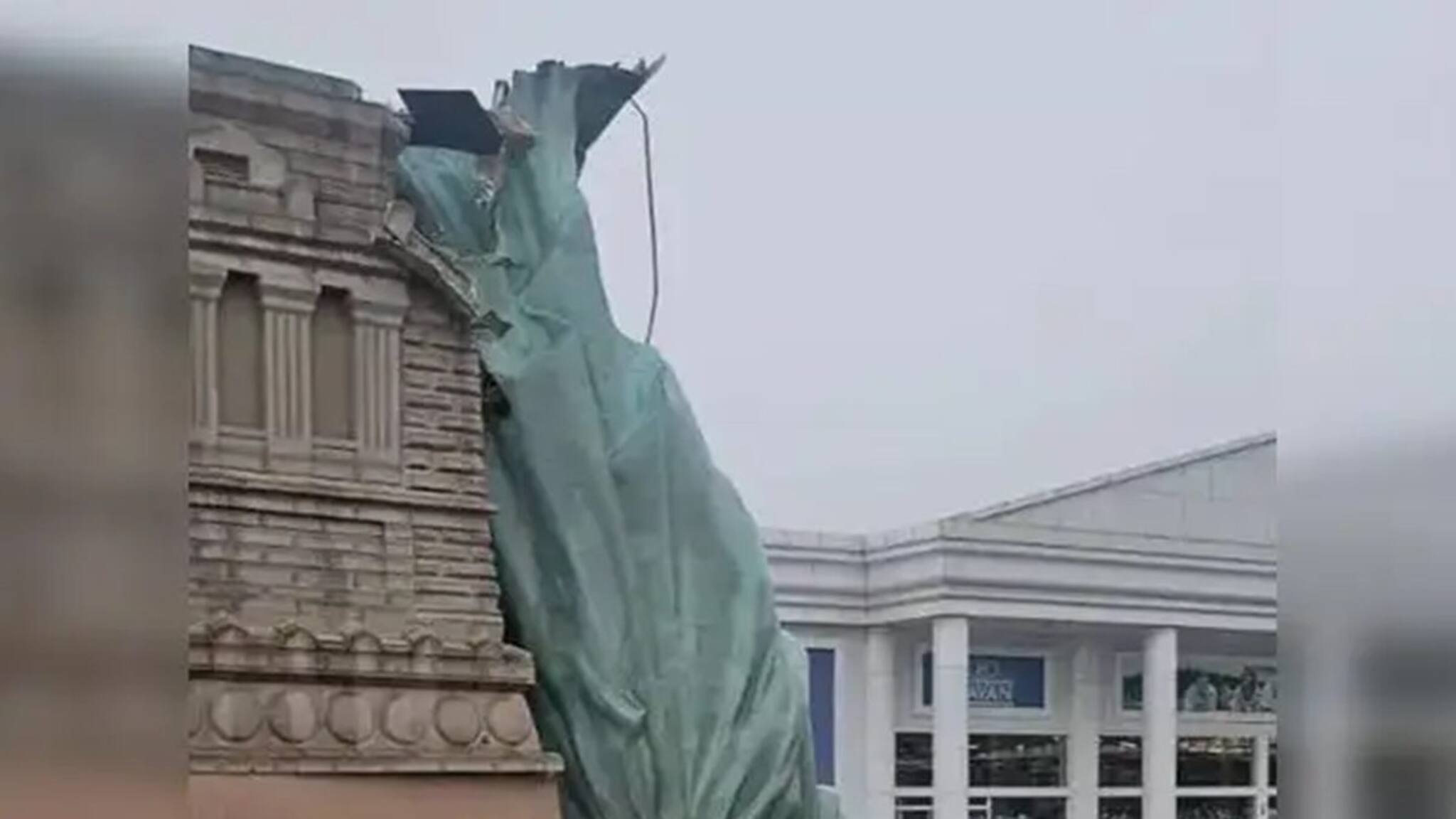 নীচে পার্কিং লটে হুলস্থূল, ব্রাজিলে শক্তিশালী ঝড়ের আঘাতে ভেঙে পড়ল ‘স্ট্যাচু অফ লিবার্টি’-র রেপ্লিকা ! ভিডিও গায়ে কাঁটা জাগাবে