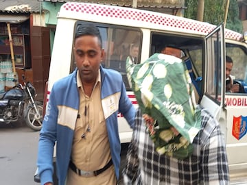 বর্ধমানে ধৃত সিভিক ভলেন্টিয়ার৷ বর্ধমানে ধৃত সিভিক ভলেন্টিয়ার৷