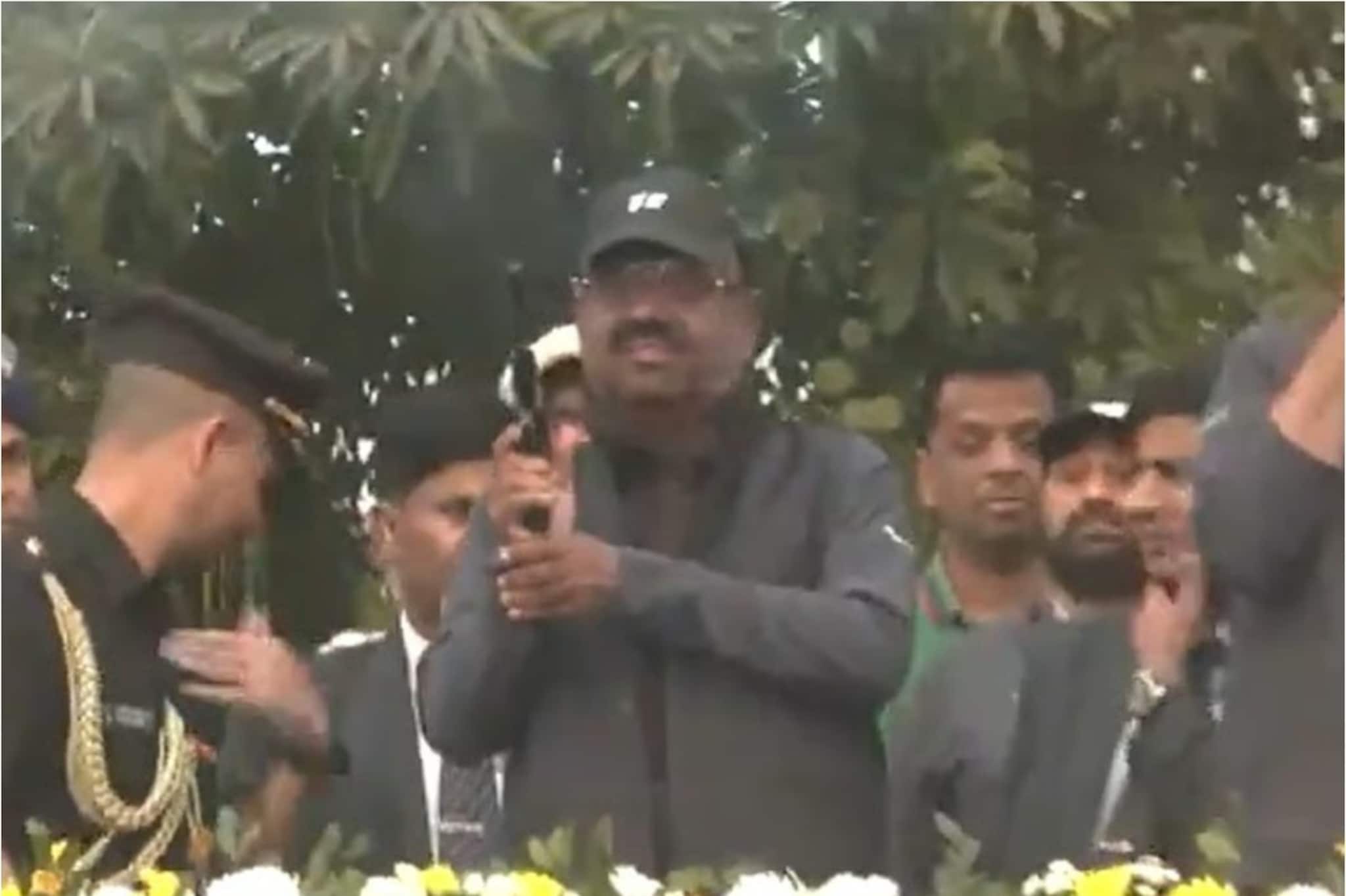 মুখের সামনে পিস্তল, গুলি চালিয়ে নিজেই কেঁপে উঠলেন আনন্দ বোস! ভাইরাল রাজ্যপালের কীর্তি