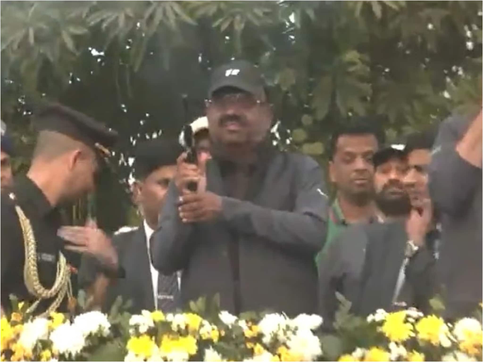 মুখের সামনে পিস্তল, গুলি চালিয়ে নিজেই কেঁপে উঠলেন আনন্দ বোস! ভাইরাল রাজ্যপালের কীর্তি