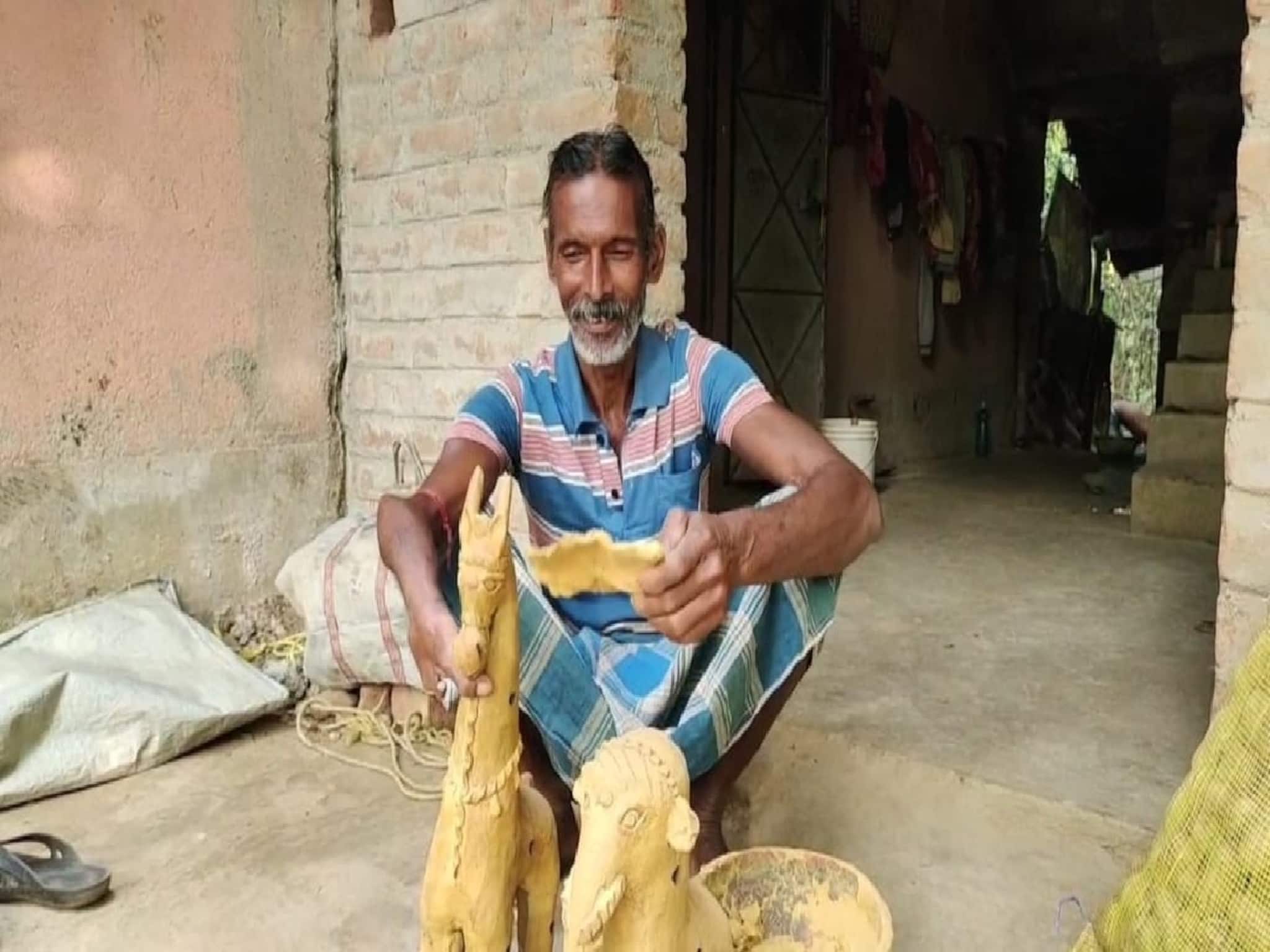 শারীরিক সীমাবদ্ধতা সত্ত্বেও অদম্য আত্মবিশ্বাস! চন্দ্রকোনার শিল্পী পথ দেখাচ্ছেন অন্যদের