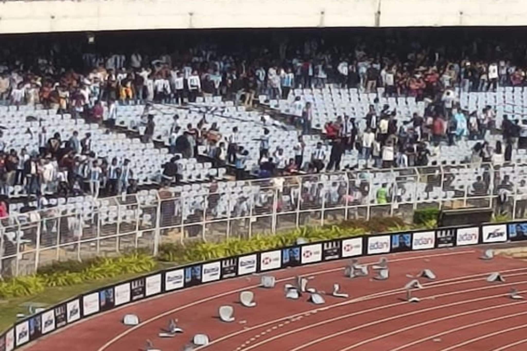 যুবভারতীতে মেসির অনুষ্ঠানে চূড়ান্ত বিশৃঙ্খলা ! গ্যালারির গেট ভাঙার চেষ্টা, ছোড়া হল বোতল যুবভারতীতে মেসির অনুষ্ঠানে চূড়ান্ত বিশৃঙ্খলা ! গ্যালারির গেট ভাঙার চেষ্টা, ছোড়া হল বোতল