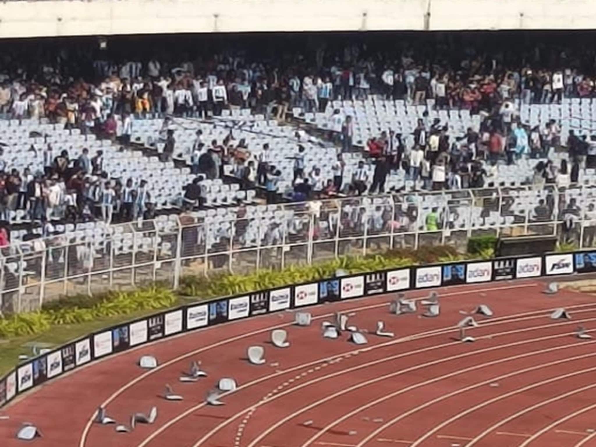 যুবভারতীতে মেসির অনুষ্ঠানে চূড়ান্ত বিশৃঙ্খলা ! গ্যালারির গেট ভাঙার চেষ্টা, ছোড়া হল বোতল যুবভারতীতে মেসির অনুষ্ঠানে চূড়ান্ত বিশৃঙ্খলা ! গ্যালারির গেট ভাঙার চেষ্টা, ছোড়া হল বোতল