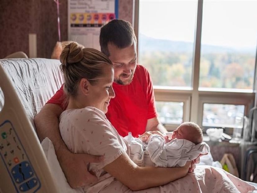 *ডাক্তাররা কেন চান শিশুরা কাঁদুকঃ কান্না ডাক্তারদের জন্য ভাল লক্ষণ, এটি শিশুর সুস্থতার লক্ষণ। এটিকে অ্যাপগার স্কোর বলা হয়, জন্মের পরপরই শিশুর অবস্থা পরিমাপ করার জন্য একটি বৈজ্ঞানিক পদ্ধতি। কান্না শ্বাস-প্রশ্বাসের ক্রিয়াকলাপের একটি গুরুত্বপূর্ণ সূচক। যদি কোনও শিশু তাৎক্ষণিকভাবে না কাঁদে, তবে ডাক্তাররা তাদের শ্বাসযন্ত্রকে সক্রিয় করার জন্য তাদের পিঠে চাপড় মারেন। এই কারণেই কান্নাকে স্বাস্থ্যের দিক থেকে একটি প্রাথমিক লক্ষণ হিসাবে বিবেচনা করা হয়।