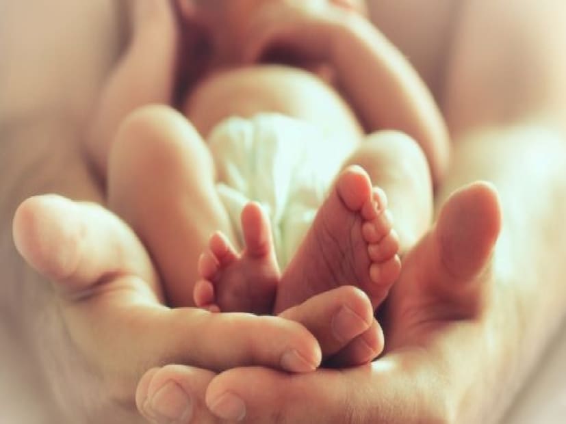 *কান্না ছাড়া কি কোনও শিশু জন্মগ্রহণ করতে পারে? কান্না ছাড়াও শিশুর জন্ম সম্ভব। এটি দুটি পরিস্থিতিতে ঘটে। প্রথমত, যখন শিশু শান্ত থাকে কিন্তু শ্বাস নেয়। দ্বিতীয়ত, যখন শিশু কেবল শান্ত থাকে, কান্না ছাড়াই গভীরভাবে শ্বাস নেয়। এটি সম্পূর্ণ স্বাভাবিক বলে বিবেচিত হয় যদি তাদের ত্বক গোলাপী হয় এবং তাদের শরীর সক্রিয় দেখায়। যদিও এই ধরনের ঘটনা বিরল, তবে মেডিক্যাল রেকর্ডে এগুলি নথিভুক্ত রয়েছে।