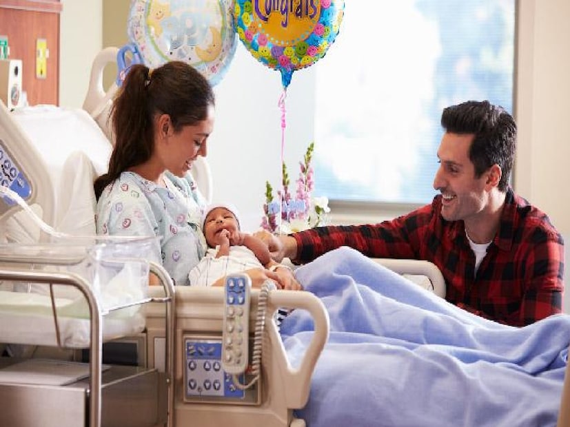 *যে হাসিটি দেখা যায় তা আসলে একটি প্রতিফলন। অনেক ছবি বা গল্পে দাবি করে শিশুটি জন্মের পরপরই হাসছিল। আসলে, এটি একটি স্নায়বিক প্রতিফলন যাকে রিফ্লেক্স হাসি বলা হয়। এটি আসলে হাসি নয়, বরং কেবল মুখের পেশীগুলির একটি নড়াচড়া।