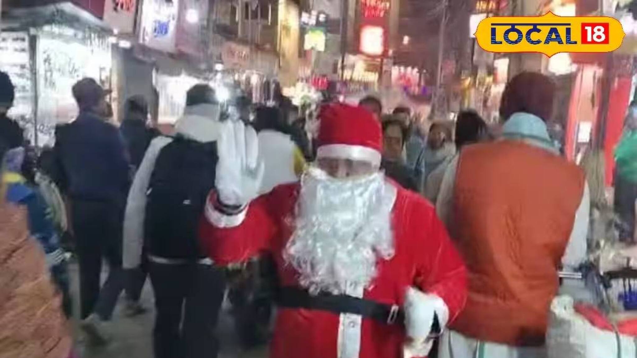 উপহারের ঝুলি নিয়ে হাবরার রাস্তায় সান্তা ক্লজ! ঘুরে ঘুরে দিলেন গিফট, তুললেন সেলফি