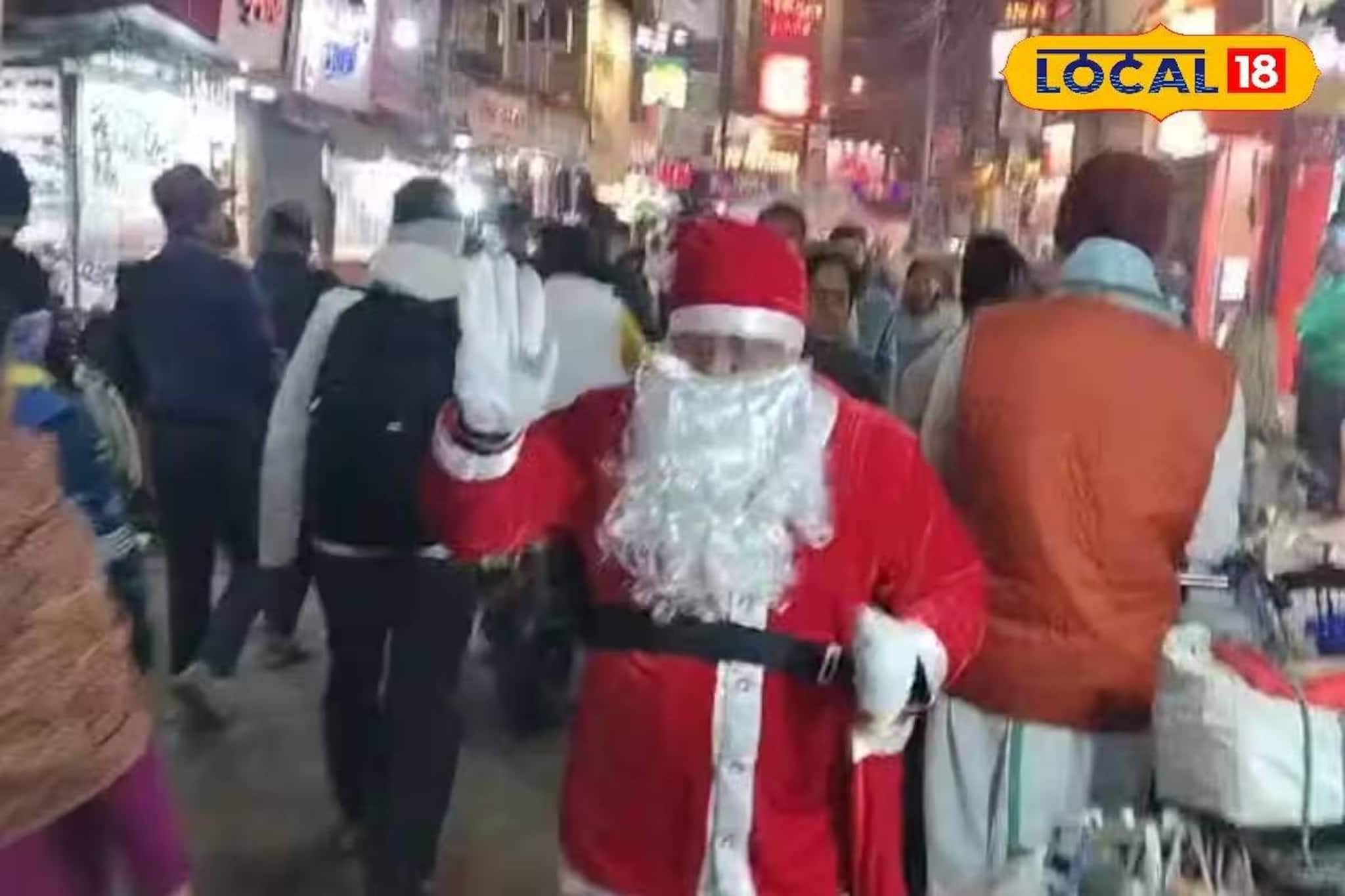 উপহারের ঝুলি নিয়ে হাবরার রাস্তায় সান্তা ক্লজ! ঘুরে ঘুরে দিলেন গিফট, তুললেন সেলফি