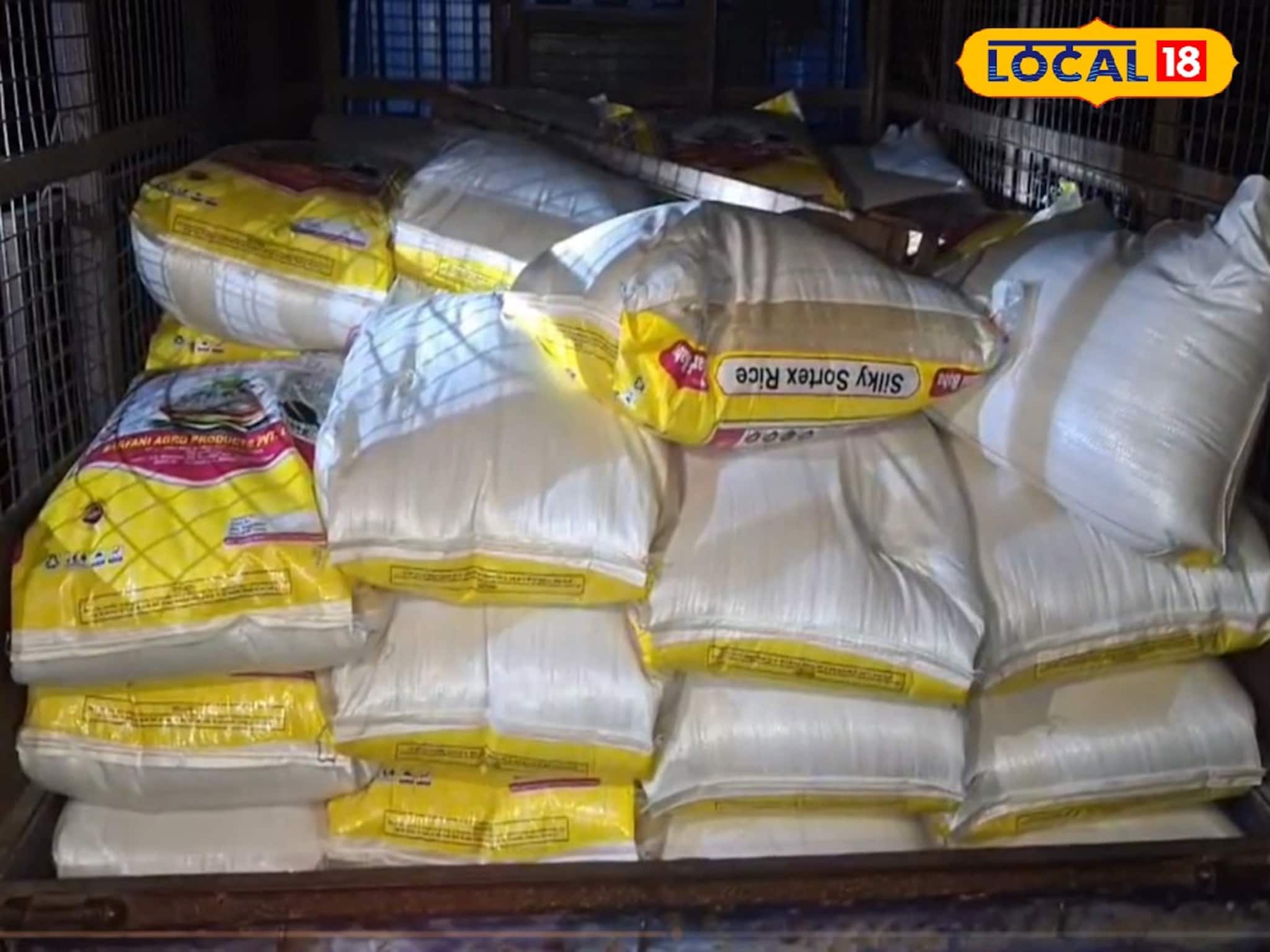 দুয়ারে রেশনে দুর্নীতি! মিলছে না চাল-সহ অন্যান্য সামগ্রী, ডিলারকে ঘিরে বিক্ষোভ দুয়ারে রেশনে দুর্নীতি! মিলছে না চাল-সহ অন্যান্য সামগ্রী, ডিলারকে ঘিরে বিক্ষোভ