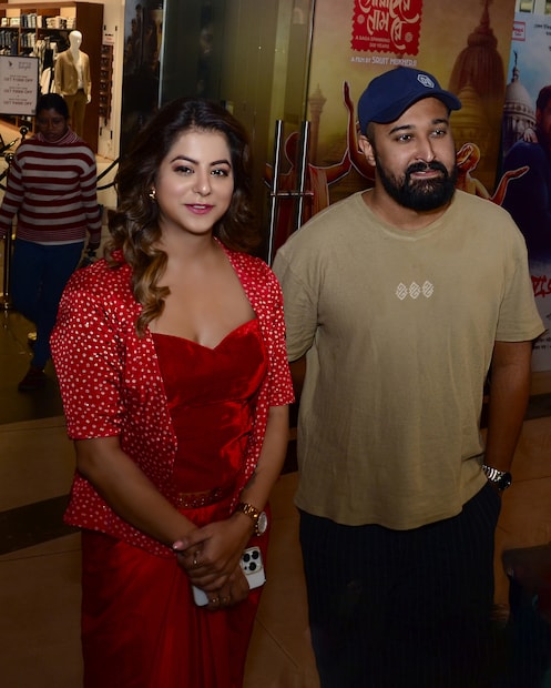 অভিনয় করেছেন রজতাভ দত্ত, শান্তিলাল মুখোপাধ্যায়, সৌরভ দাস, অলিভিয়া সরকার, সব্যসাচী চৌধুরী ও অর্পণ রায়। গুরুত্বপূর্ণ এক ভূমিকায় দেখা যাবে চান্দ্রেয়ী ঘোষ, সুজন নীল মুখোপাধ্যায়, রাহুল অরুণোদয় বন্দ্যোপাধ্যায়কে। যদিও প্রথমে এই ছবিতে মুখ্য চরিত্রে অভিনয় করার কথা ছিল সৌম্য মুখোপাধ্যায়ের। একমাস শুটিং করে বাদ পড়েন সৌম্য। সেই জায়গায় আসেন টেলিভিশনের জনপ্রিয় মুখ অর্পণ রায়। 