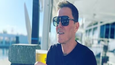 ব্রিসবেন: অস্ট্রেলিয়ার হয়ে ৬৭টি টেস্ট ম্যাচ খেলা প্রাক্তন ক্রিকেটার ড্যামিয়েন মার্টিন বুধবার ব্রিসবেনের একটি হাসপাতালে গুরুতর শারীরিক অবস্থায় চিকিৎসাধীন রয়েছেন বলে অস্ট্রেলিয়ান সংবাদমাধ্যম জানিয়েছে। ৫৪ বছর বয়সী এই প্রাক্তন ডানহাতি ব্যাটসম্যান বেশ কয়েক দিন ধরে অসুস্থ হয়ে পড়েছিলেন, নাইন নিউজপেপার জানিয়েছে যে এই মুহূর্তে তিনি কোমায় আছেন এবং মেনিনজাইটিসের সঙ্গে লড়াই করছেন। “ড্যামিয়েন মার্টিনের জন্য অনেক ভালবাসা এবং প্রার্থনা।