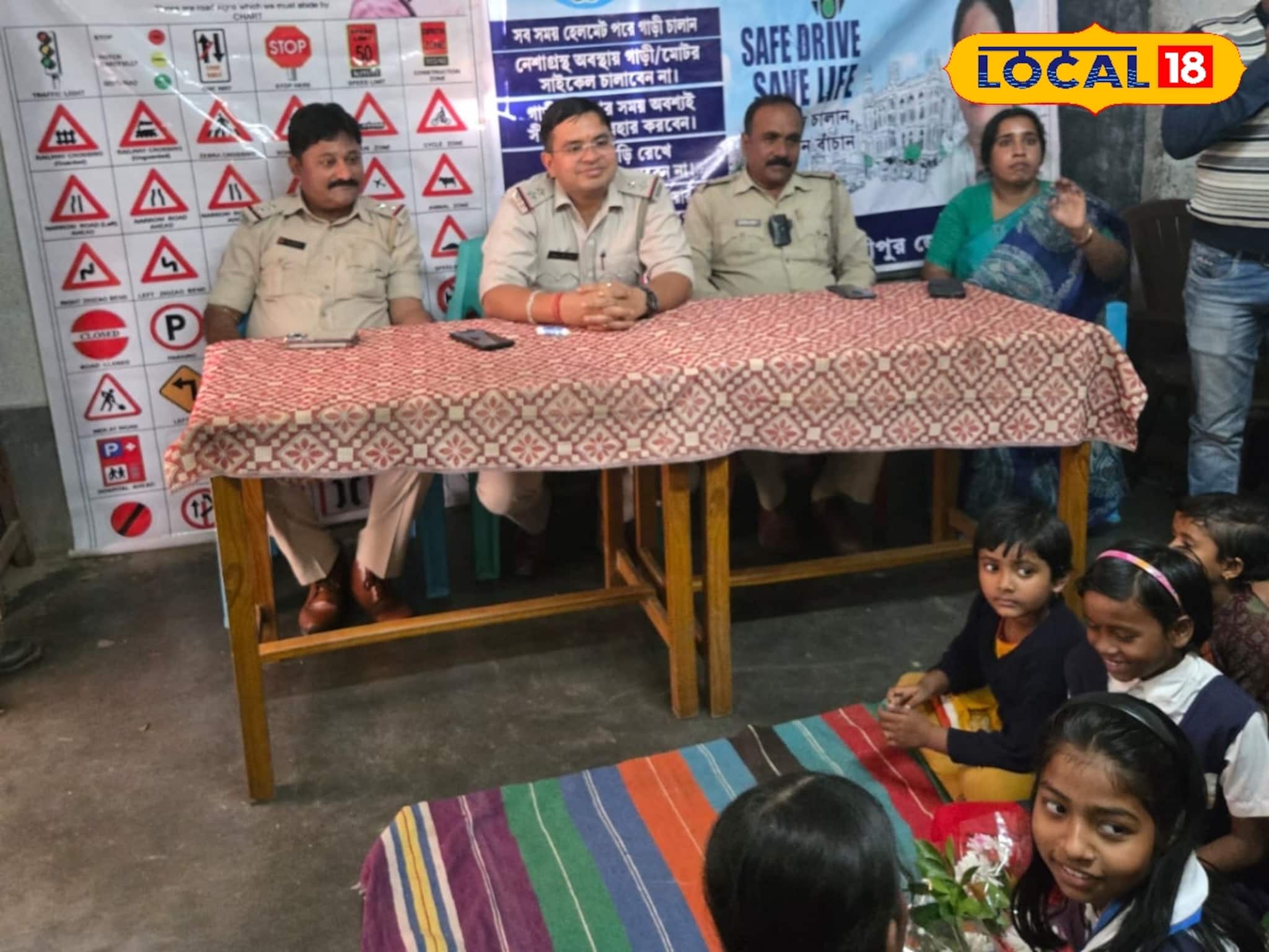 হঠাৎই দল বেঁধে স্কুলে পুলিশ! শাসাতে নয়, শেখাতে এলেন দাসপুর ওসি