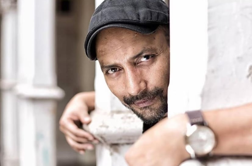 অতুলনীয় কমিক টাইমিংয়ের জন্য তিনি সুপরিচিত হয়ে উঠেছেন ‘তনু ওয়েডস মনু’ ফ্র্যাঞ্চাইজি থেকে, আর মাধবন এবং কঙ্গনা রানাউতের সঙ্গে ছবির সিক্যুয়েলেও তিনি সমান ভাবে নজর কেড়ে নিয়েছেন দর্শকের, হিন্দি ছবির জগতে একজন পরিচিত মুখ হয়ে উঠেছেন। যদিও তাঁর সাফল্য এবং অম্লান হাসির পিছনে লুকিয়ে আছে সংগ্রাম, দৃঢ়তা এবং বন্ধুত্বের এক অসাধারণ গল্প যা অনেকেই জানেন না। তারকা হয়ে ওঠার লক্ষ্যে দীপকের যাত্রা শুরু হয়েছিল কোনও সিনেমার সেটে নয়, বরং বলা ভাল মঞ্চে অভিনয়ের মাধ্যমে। তিনি ১৯৯৪ সালে থিয়েটার ডিরেক্টর অরবিন্দ গৌরের অধীনে থিয়েটারে তাঁর অভিনয় জীবন শুরু করেছিলেন। 