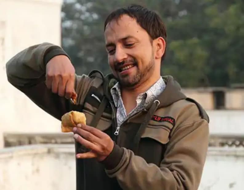 এই সামান্য পরিমাণ অঙ্কই তাঁর কাছে সাফল্যের প্রতীক ছিল। দীপকের দীর্ঘদিনের বন্ধু এবং সহকর্মী থিয়েটার শিল্পী অভিনেতা মনু ঋষি চাড্ডা, পডকাস্ট সিন কেয়া হ্যায়-তে কথোপকথনের সময় দীপকের জীবনের এই পর্বের কথা তুলে ধরেছিলেন। তিনি শেয়ার করেছিলেন যে দীপক একবার তাঁকে বলেছিলেন যে যেদিন তিনি ১ লক্ষ টাকা আয় করবেন, সেদিন তিনি তারকা বোধ করবেন। মনু আরও উল্লেখ করেছিলেন যে দীপকের হাতে খুব কমই টাকা থাকত, যদিও তিনি অভিনয় করতে এসেছিলেন এক স্বচ্ছল পরিবার থেকে।