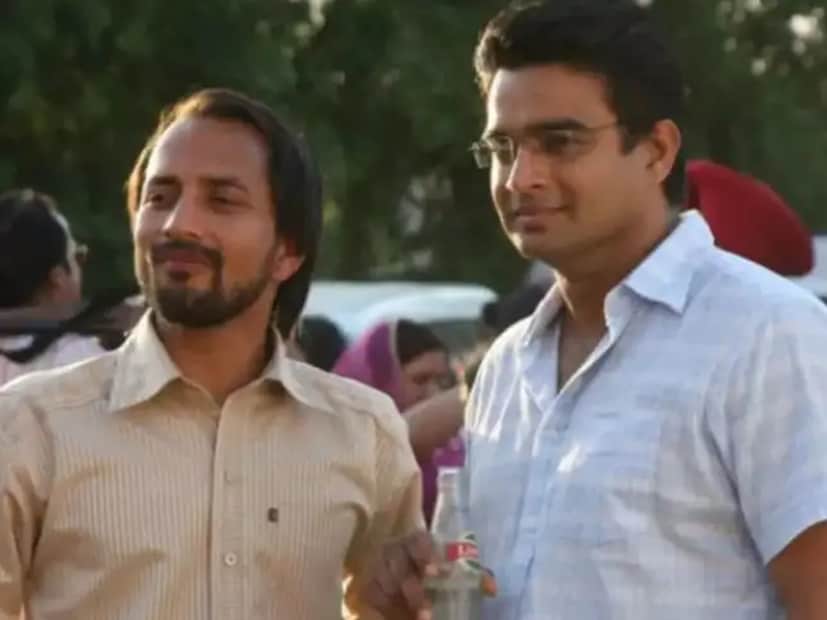 ঘটনাটি যাঁরা জানতেন, তাঁদের সকলের মনে তা দাগ কেটে যায়। সবাই স্পষ্ট বুঝতে পেরেছিলেন যে সাফল্য দীপককে বদলে দেয়নি, বরং তা তাঁকে বন্ধুদের আরও কাছে নিয়ে এসেছে, প্রয়োজনে তাঁদের জীবন পরিবর্তন করারও ক্ষমতা দিয়েছে। বন্ধুবৃত্তে যেমন, ঠিক সেরকম ভাবেই দীপক দোবরিয়াল বলিউডের ছবির জগতেও উজ্জ্বল হয়ে উঠছেন। তাঁকে শেষ দেখা গিয়েছিল ২০২৫ সালে অজয় দেবগন এবং মৃণাল ঠাকুরের সন অফ সর্দার ২-এ এবং গত বছর বিক্রান্ত মাসের সেক্টর ৩৬-তে। অন্য দিকে, আর মাধবন বর্তমানে আদিত্য ধরের ধুরন্ধর ছবির মুক্তির প্রস্তুতি নিচ্ছেন, যেখানে রণবীর সিং, সারা অর্জুন, সঞ্জয় দত্ত, অর্জুন রামপাল এবং অক্ষয় খান্নাও কেন্দ্রীয় ভূমিকায় অভিনয় করছেন। ছবিটির ৫ ডিসেম্বর, ২০২৫ তারিখে মুক্তি পাওয়ার কথা।