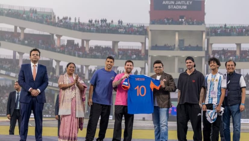 এসেছেন খোদ মেসি! কিন্তু রাজধানীর 'মারাত্মক' বায়ু মান নিয়ে জনতার ক্ষোভ প্রশমিত হল না। মুখ্যমন্ত্রী রেখা গুপ্তা অরুণ জেটলি স্টেডিয়ামে ফুটবল কিংবদন্তি লিওনেল মেসিকে স্বাগত জানাতে মঞ্চে ওঠার সময় দর্শকদের একাংশের 'AQI, AQI' স্লোগানের মুখোমুখি হলেন। এসেছেন খোদ মেসি! কিন্তু রাজধানীর 'মারাত্মক' বায়ু মান নিয়ে জনতার ক্ষোভ প্রশমিত হল না। মুখ্যমন্ত্রী রেখা গুপ্তা অরুণ জেটলি স্টেডিয়ামে ফুটবল কিংবদন্তি লিওনেল মেসিকে স্বাগত জানাতে মঞ্চে ওঠার সময় দর্শকদের একাংশের 'AQI, AQI' স্লোগানের মুখোমুখি হলেন।