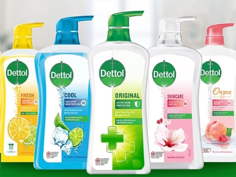 ১৯৩৩ সালে লন্ডনের কুইন শার্লটস হাসপাতালে ব্যবহারে উল্লেখযোগ্য ফলাফল পাওয়া যায়, যার ফলে দুই বছরের মধ্যে সেপসিসের ঘটনা ৫০% কমে যায়। প্রাথমিকভাবে ফার্মেসিতে প্রেসক্রিপশন পণ্য হিসেবে ডেটল পাওয়া গেলেও শীঘ্রই জনসাধারণের কাছে সহজলভ্য হয়ে ওঠে। ১৯৩০ এবং ১৯৪০ এর দশকের মধ্যে এটি অস্ট্রেলিয়া, নিউজিল্যান্ড, দক্ষিণ আফ্রিকা এবং কানাডায় পৌঁছে যায়। 