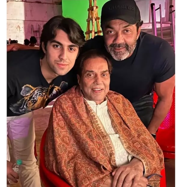 হেমা মালিনী দুঃখ করে বলেছেন যে ধর্মেন্দ্র জীবিত থাকাকালীন তাঁর সাহিত্যকর্ম কখনও প্রকাশ পায়নি। এখন অপরিচিতরা আসবে... তারা এটা নিয়ে লিখবে; তারা বই লিখবে... যদিও তাঁর কথা এখনও আলোর মুখ দেখেনি, তিনি তিক্ত স্বরে বললেন। (Photo: Instagram)