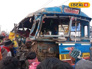 লরির ধাক্কায় দুমড়ে মুচড়ে গিয়েছে যাত্রী বোঝাই বাস 