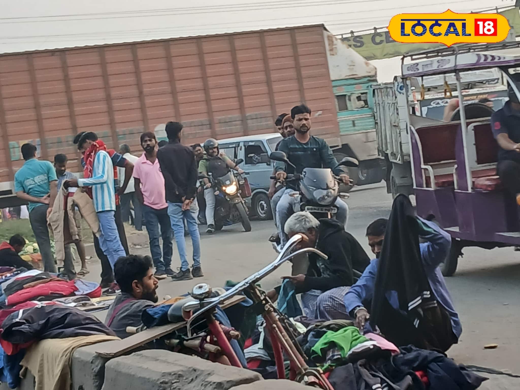 রাস্তা জুড়ে অবৈধ দোকানপাট, ছাড়ল না আন্ডারপাসও! যানজটের আরেক নাম ধুলাগড়