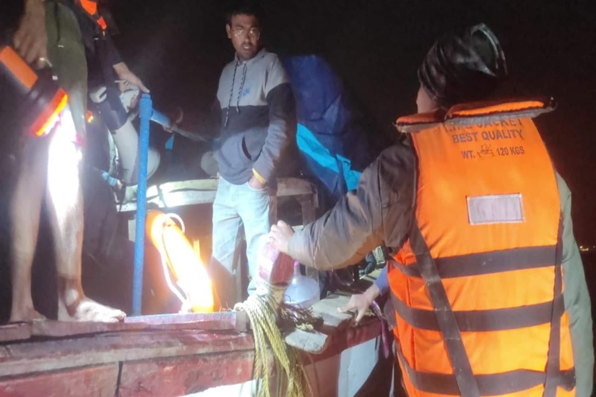 ভুটভুটি লঞ্চে পাথরপ্রতিমা থেকে দিঘা, মাঝসমুদ্রে আটকে পড়ল পর্যটকদের দল! টান টান নাটক ভুটভুটি লঞ্চে পাথরপ্রতিমা থেকে দিঘা, মাঝসমুদ্রে আটকে পড়ল পর্যটকদের দল! টান টান নাটক