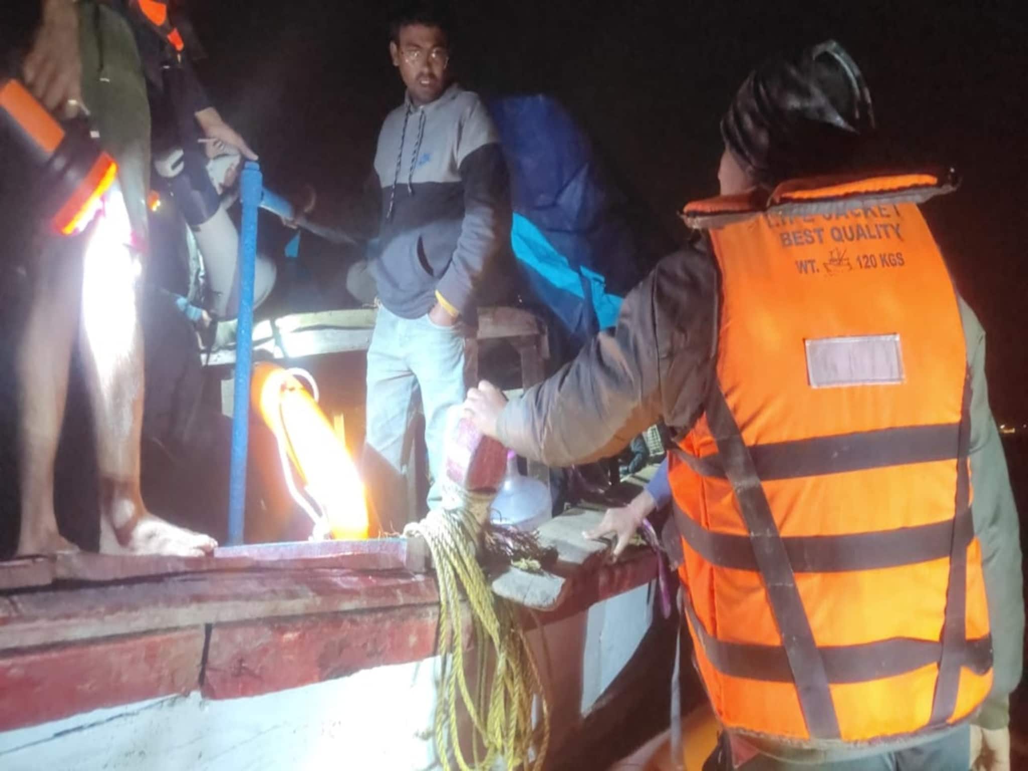 ভুটভুটি লঞ্চে পাথরপ্রতিমা থেকে দিঘা, মাঝসমুদ্রে আটকে পড়ল পর্যটকদের দল! টান টান নাটক