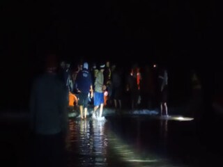 দ্রুত পর্যটকদের উদ্ধার করে পুলিশ৷ 