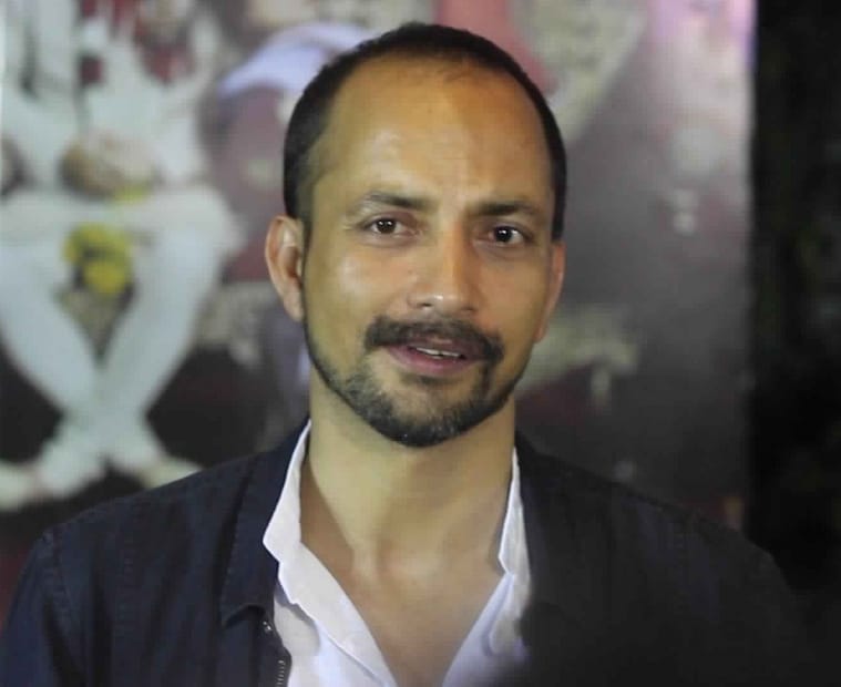 অবশেষে কেরিয়ারের সেই মাইলফলক এসে ধরা দিল। দীপক একটি বিজ্ঞাপনী প্রকল্প থেকে জীবনে প্রথম ১ লক্ষ টাকা পেমেন্ট পেলেন এবং তা যেন মুহূর্তেই তাঁর পৃথিবী বদলে দিল। মনু সবাইকে পডকাস্টে জানিয়েছেন যে তিনি কীভাবে দীপককে ফোন করে জিজ্ঞাসা করেছিলেন যে পেমেন্ট হয়েছে কি না। দীপক তা লুকিয়ে রাখতে পারতেন, কিন্তু সঙ্গে সঙ্গে স্বীকার করে নেন। মনু আরও বলেন যে তিনি দীপকের কাছে তখনই ১০,০০০ টাকা চেয়েছিলেন এবং দীপকও কোনও কিছু না ভেবেই তা পাঠিয়ে দিয়েছিলেন। দীপক এমনকি মনুর আরও টাকার প্রয়োজন আছে কি না তাও পরীক্ষা করে দেখেছিলেন, যা তাঁর সহজাত উদারতাই তুলে ধরে।