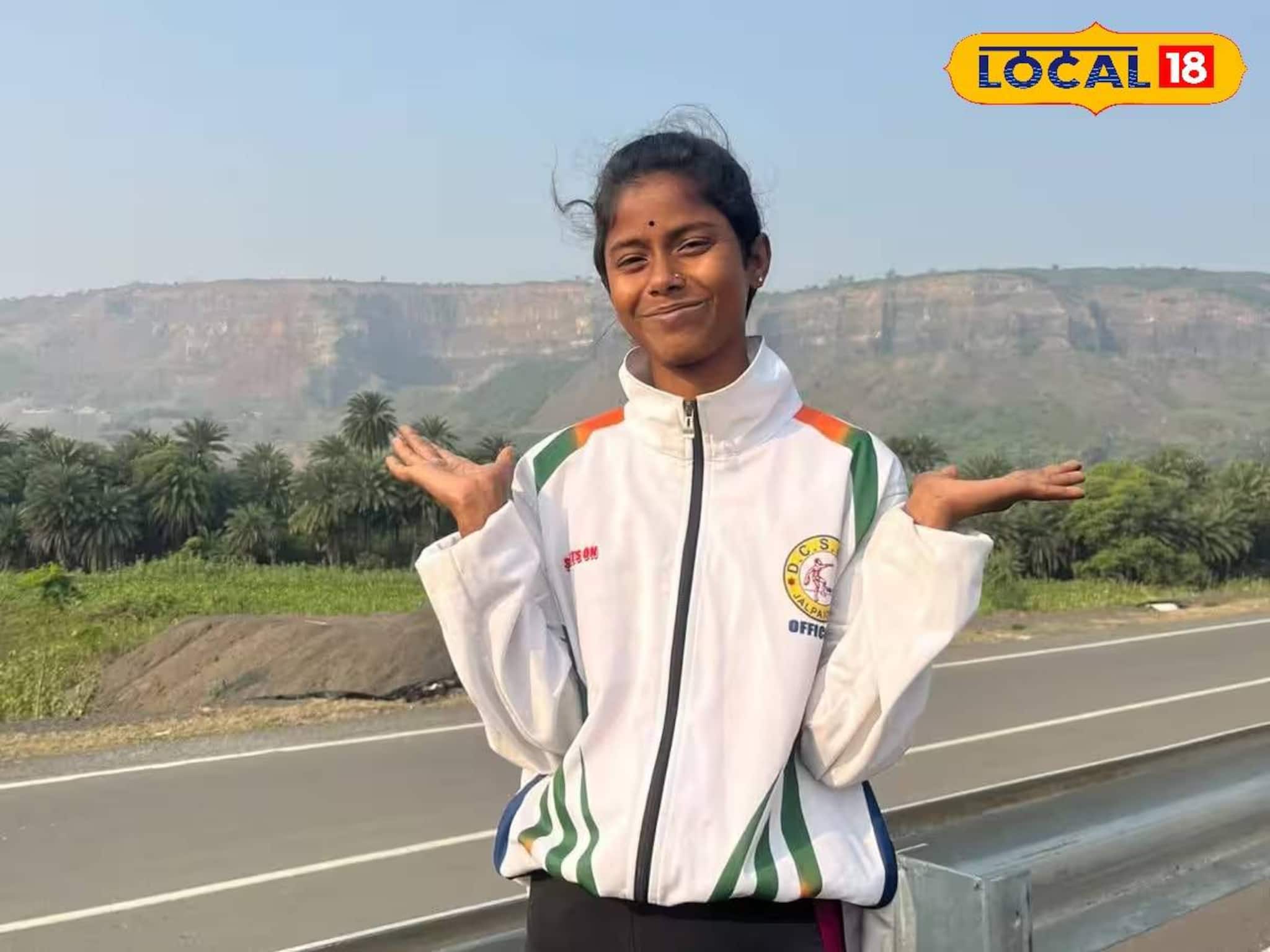 টোটো চালক বাবার সোনার টুকরো মেয়ে! অভাবকে সঙ্গী করেই একের পর এক ট্রফি-পদক জয় মালতীর