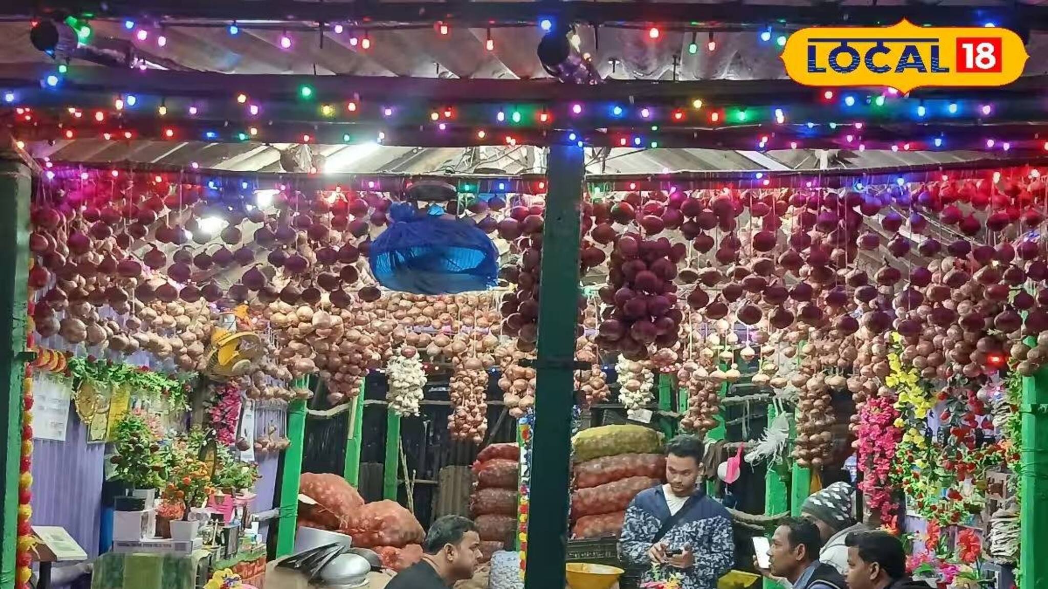 পেঁয়াজ-রসুন দিয়ে দোকান সাজাতেই বাজিমাত! দ্বিগুণ বিক্রি হচ্ছে বর্ধমানের ব্যবসায়ীর