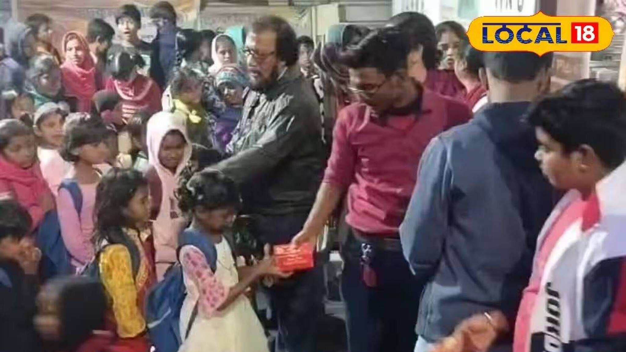 দাদুর স্মৃতিতে আস্ত ফাউন্ডেশন! হাতখরচের টাকা বাঁচিয়ে জনসেবায় মত্ত ১৮ বছরের স্বরূপ