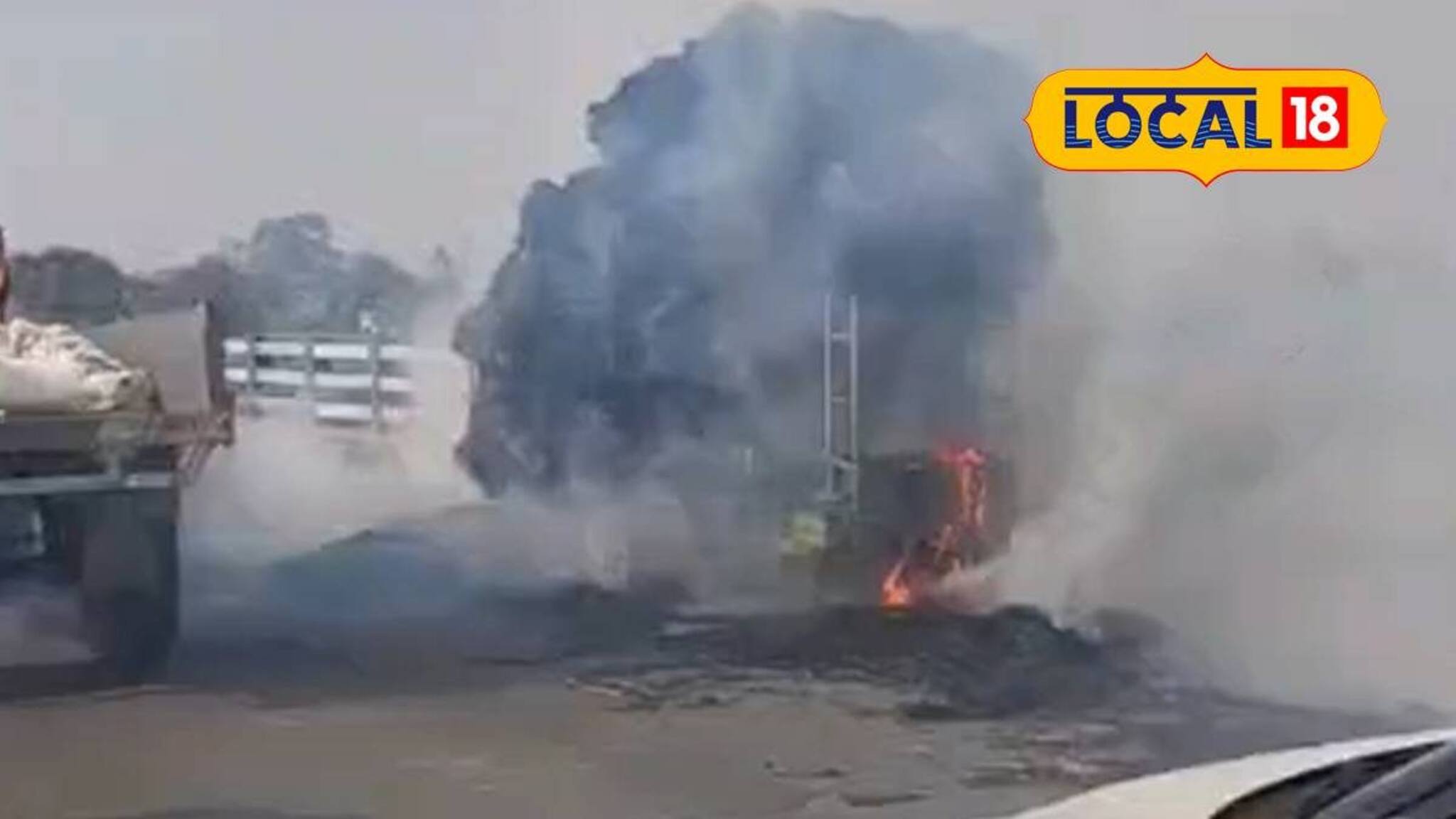 ভরা রাস্তায় আগুন! বর্ধমানে দাউ দাউ করে জ্বলল ট্রলি ভ্যান