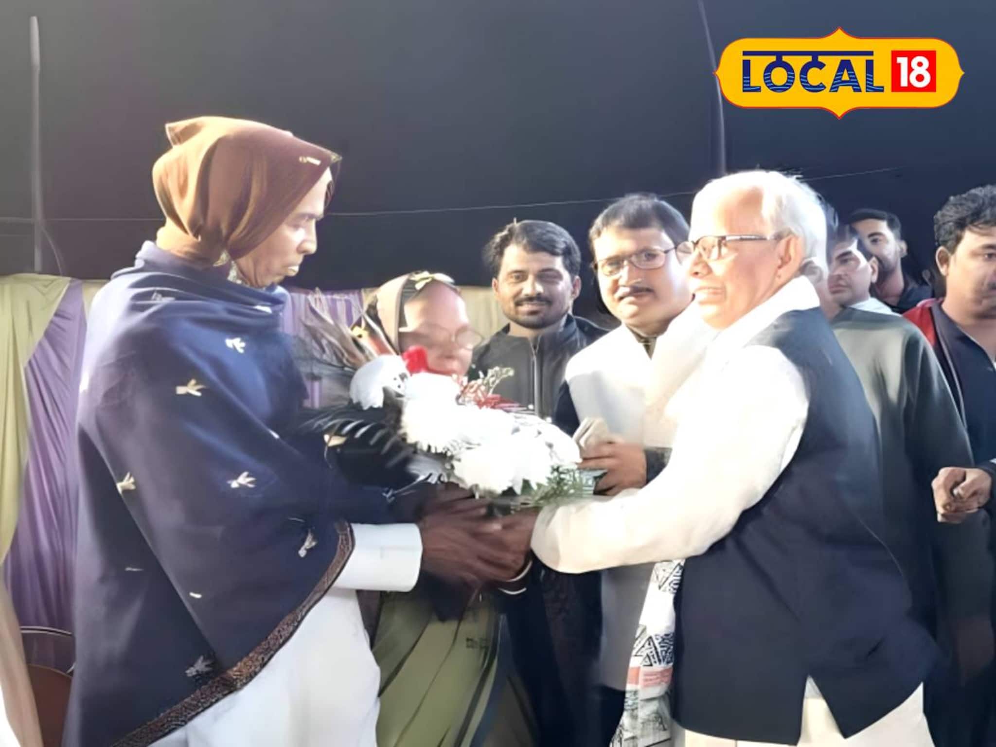 মানবিকতার ছাতার তলায় অসহায় বৃদ্ধ-বৃদ্ধারা! প্রবীণ দম্পতির দায়িত্ব নিল মেলা কমিটি