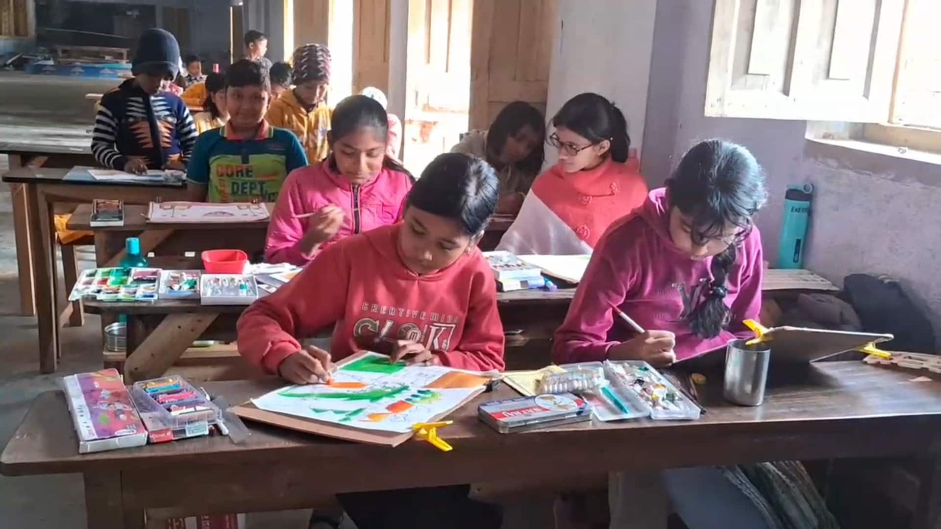 আঁকছে পড়ুয়ারা