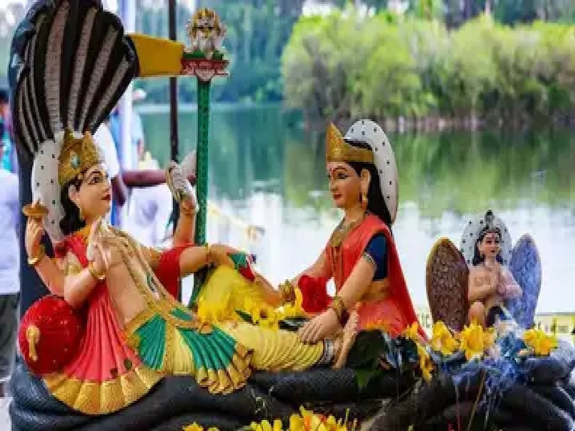 *একাদশী উপবাসের তাৎপর্যঃ একাদশী উপবাস পালন করলে বহু পূর্বজন্মের পাপ বিনষ্ট হয় এবং ব্যক্তি জন্ম-মৃত্যুর চক্র থেকে মুক্ত হয়ে বৈকুণ্ঠধাম লাভ করে। এই উপবাস পালন করলে উপবাসকারীর উপর পুণ্য ফল আসে এবং গ্রহ-নক্ষত্রের অশুভ প্রভাব হ্রাস পায়। একাদশীর রাতে ঘুমানো উচিত নয়; ভগবান বিষ্ণুর উপাসনায় পুরো রাত উৎসর্গ করা উচিত। একাদশীর উপবাস দারিদ্র্য, দুর্ভাগ্য এবং সকল ধরণের দুঃখ থেকে মুক্তি দেয় এবং আরাম, সম্পদ এবং সমৃদ্ধি প্রদান করে। উপরন্তু, একাদশী উপবাস জীবনে মঙ্গল বয়ে আনে। পুরাণে বলা হয়েছে যে একাদশী উপবাস পালন করলে সন্তানের জন্ম, মোক্ষলাভ এবং সম্পদ ও সমৃদ্ধি লাভের জন্য উপকার পাওয়া যায়। প্রতীকী ছবি। 