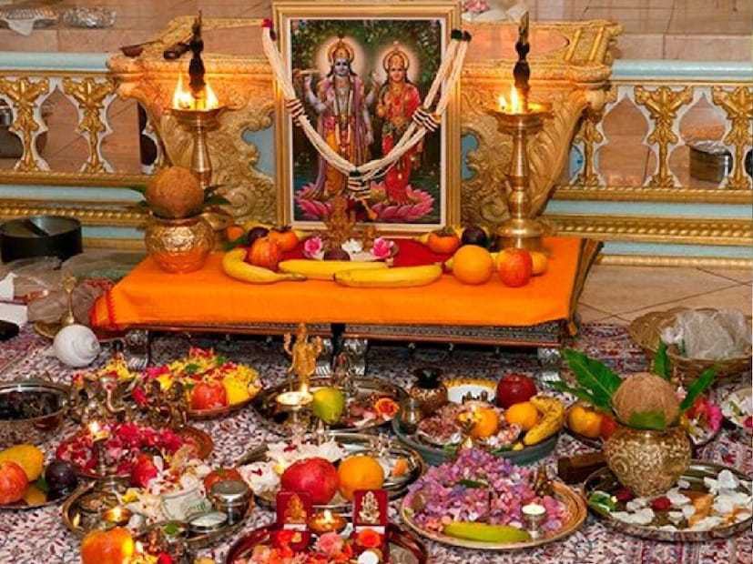 *পুণ্যের ফল হাজার হাজার যজ্ঞের সমানঃ একাদশীকে ভগবান বিষ্ণুর একটি বিশেষ তিথি হিসাবে বিবেচনা করা হয়। শাস্ত্রে এর তাৎপর্য পাপ ধ্বংস, মোক্ষের পথে পরিচালিত, ভক্তি বৃদ্ধি এবং মনে পবিত্রতা স্থাপন হিসাবে বর্ণনা করা হয়েছে। অনেক পুরাণে বর্ণিত আছে যে একাদশী উপবাস পালন এবং যথাযথ আচার-অনুষ্ঠানের মাধ্যমে ভগবান বিষ্ণুর পুজো করলে হাজার হাজার যজ্ঞের সমতুল্য পুণ্য ফল পাওয়া যায়। একাদশী পূর্বপুরুষদের জন্যও একটি বিশেষ দিন, কারণ যারা এখনও মোক্ষ লাভ করেননি, তারা এই দিনে একটি পাত্রে কালো তিল মিশিয়ে দক্ষিণ দিকে মুখ করে উৎসর্গ করলে মোক্ষ লাভ করতে পারেন। প্রতীকী ছবি। 